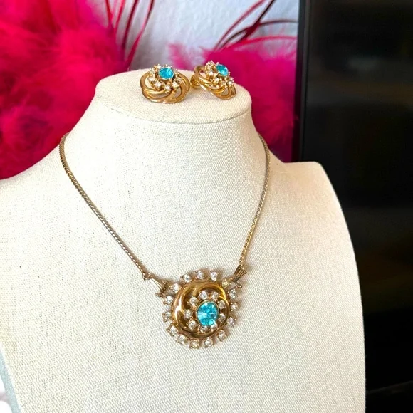 Vintage Flower Metal Pendant- Brooch with Matching Earrings - Picture 4 of 11